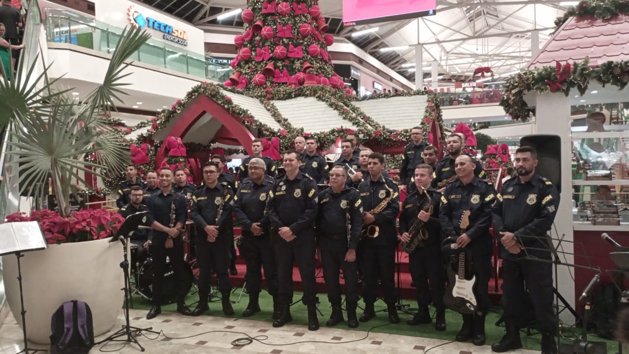 Cantatas natalinas encantam público em apresentações no Shopping e contam histórias sobre esse período