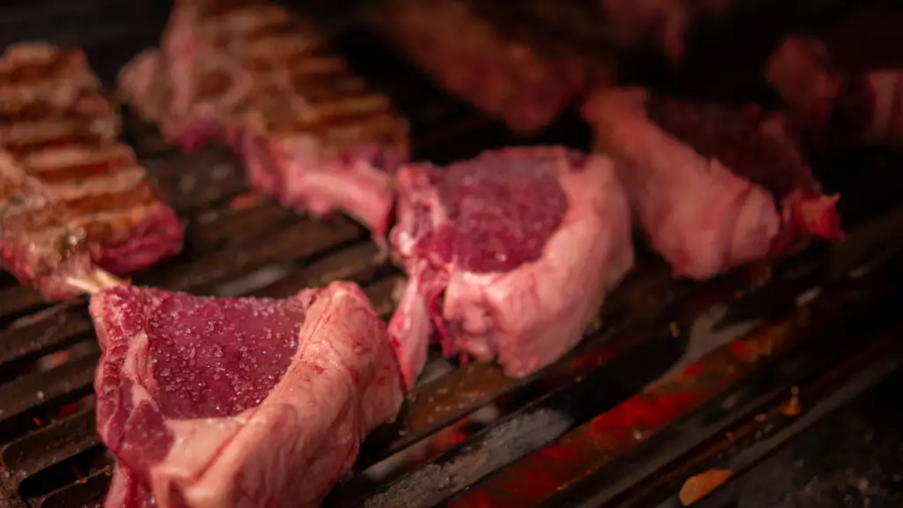 Steakhouse Nobratta revela novo cardápio e celebra a excelência da carne Angus