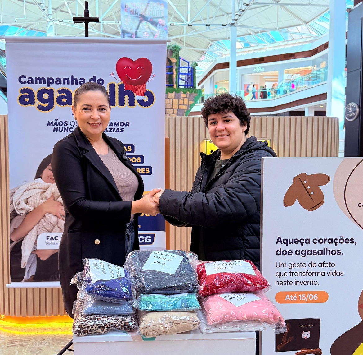 Para levar conforto a quem precisa, Shopping doa mais de 360 peças de roupas arrecadadas durante a Campanha do Agasalho