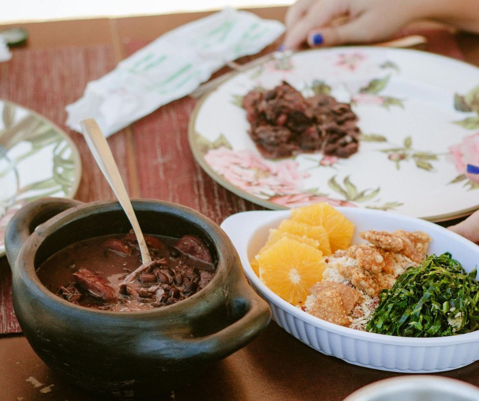 Símbolo da miscigenação brasileira, feijoada é tema de festival gastronômico em rede de supermercados