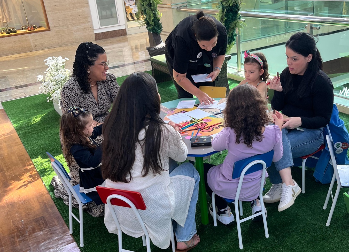 Último fim de semana de férias terá teatro de fantoches, origami e muitas cores na programação gratuita do Shopping Campo Grande