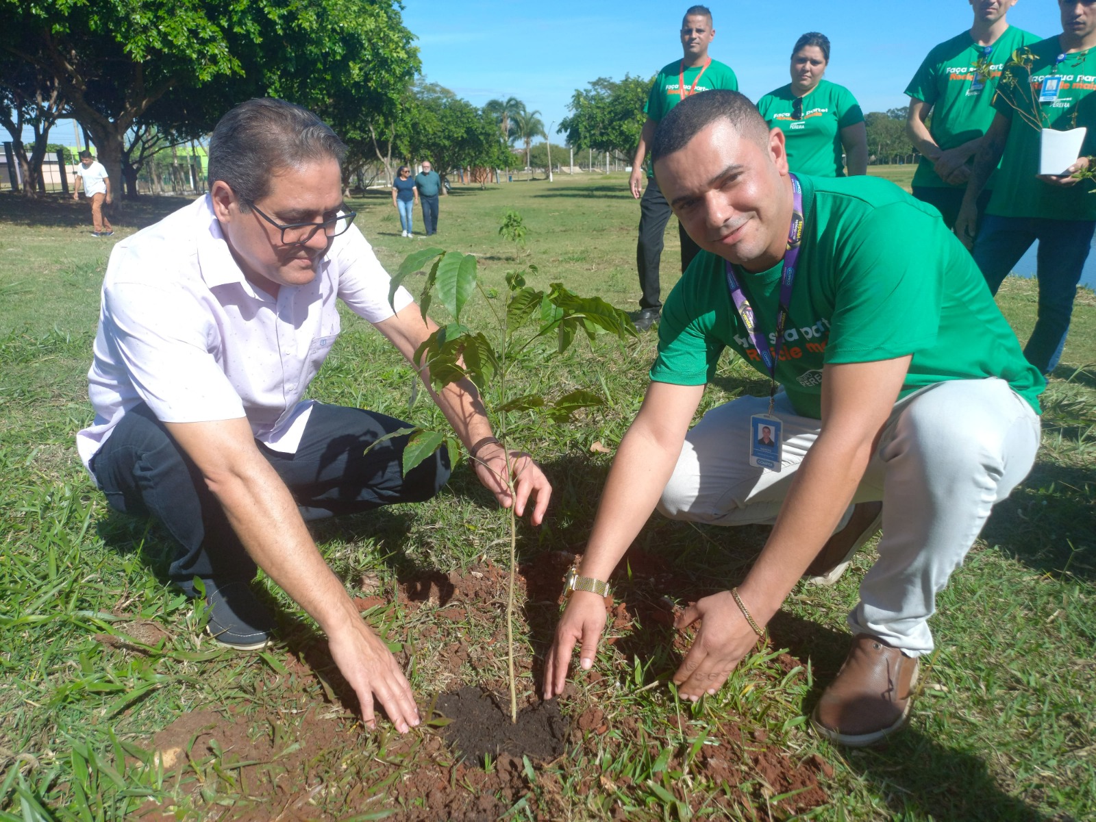 Grupo Pereira, dono do Comper e do Fort Atacadista, celebra marco ambiental com 100 mil mudas doadas para novos colaboradores