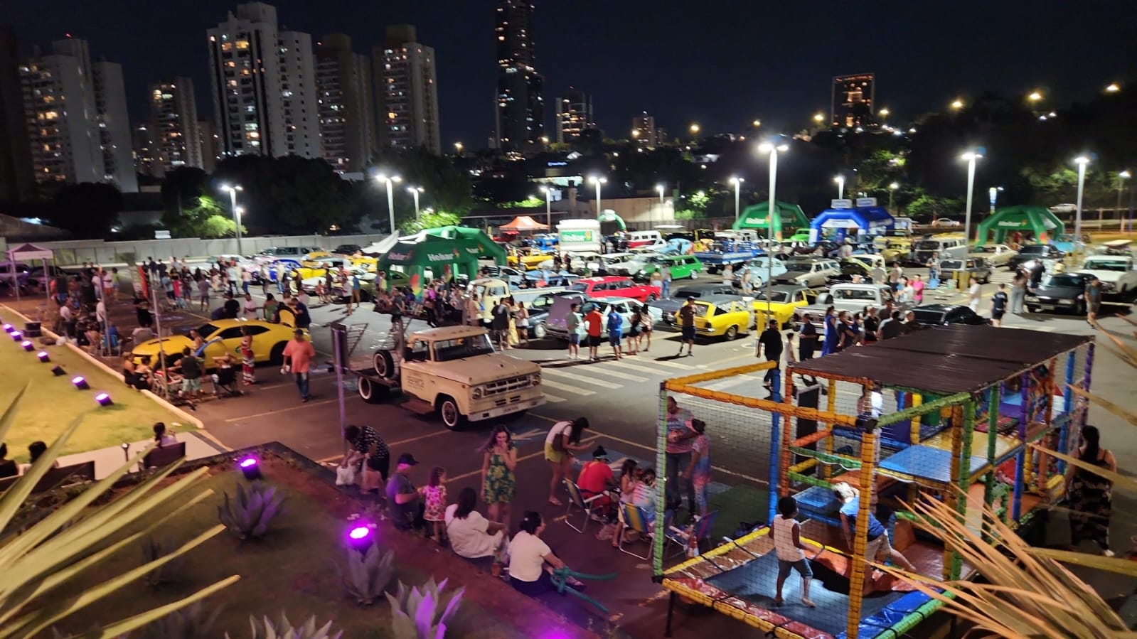 Exposição de carros antigos promove arrecadação solidária neste sábado no Comper, em Campo Grande (MS)