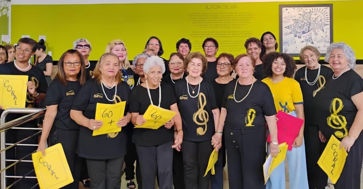 Vozes que Encantam: Coral 60+ SESC leva emoção e espírito natalino ao Shopping Campo Grande