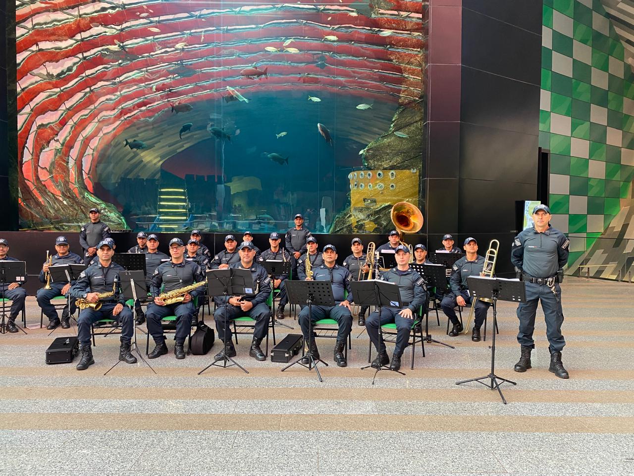 Clássicos de Natal encantam em apresentação gratuita da Banda da PM no Shopping Campo Grande
