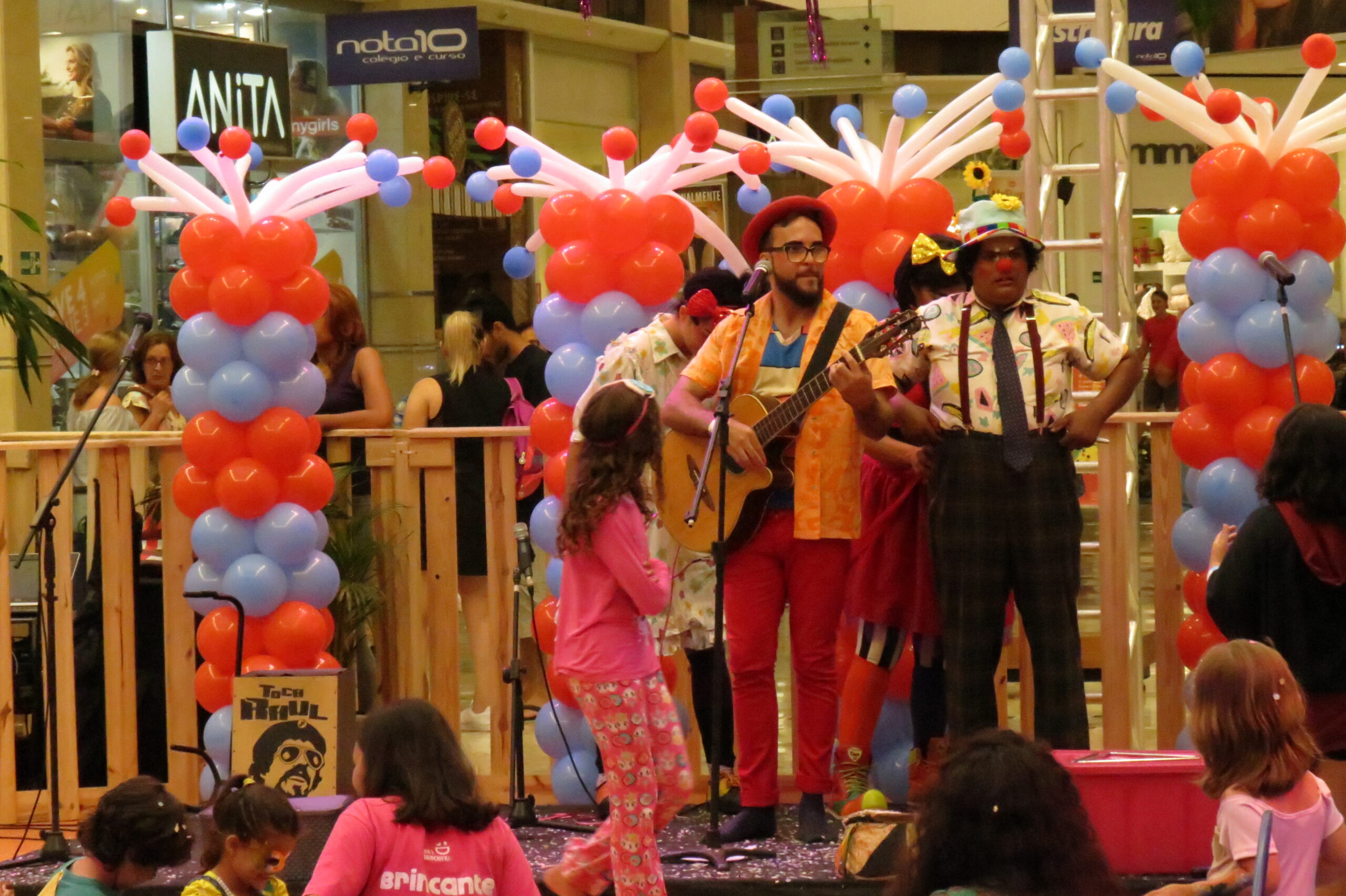 “Ô abre alas, que o Carnaval mais animado da cidade vai passar!”
