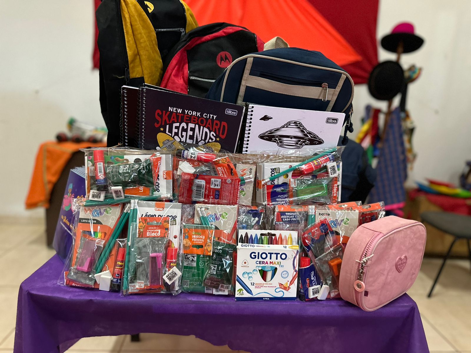 Cerca de 400 itens escolares doados levam acolhimento e esperança a crianças vítimas de violência em Campo Grande