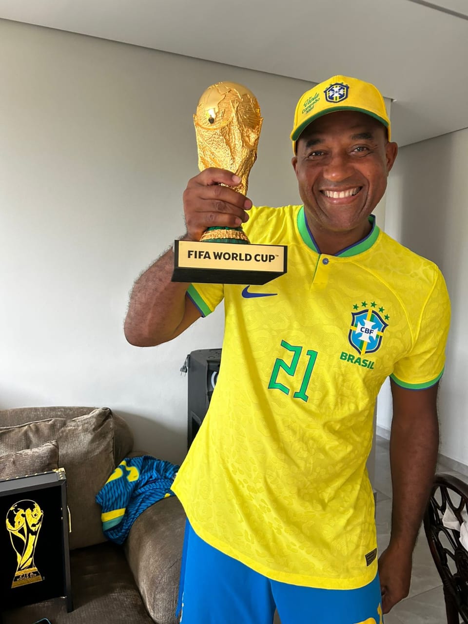 Campeão da Copa de 1994, Viola, participa de ação sobre álbum da Copa em Campo Grande neste sábado (30)