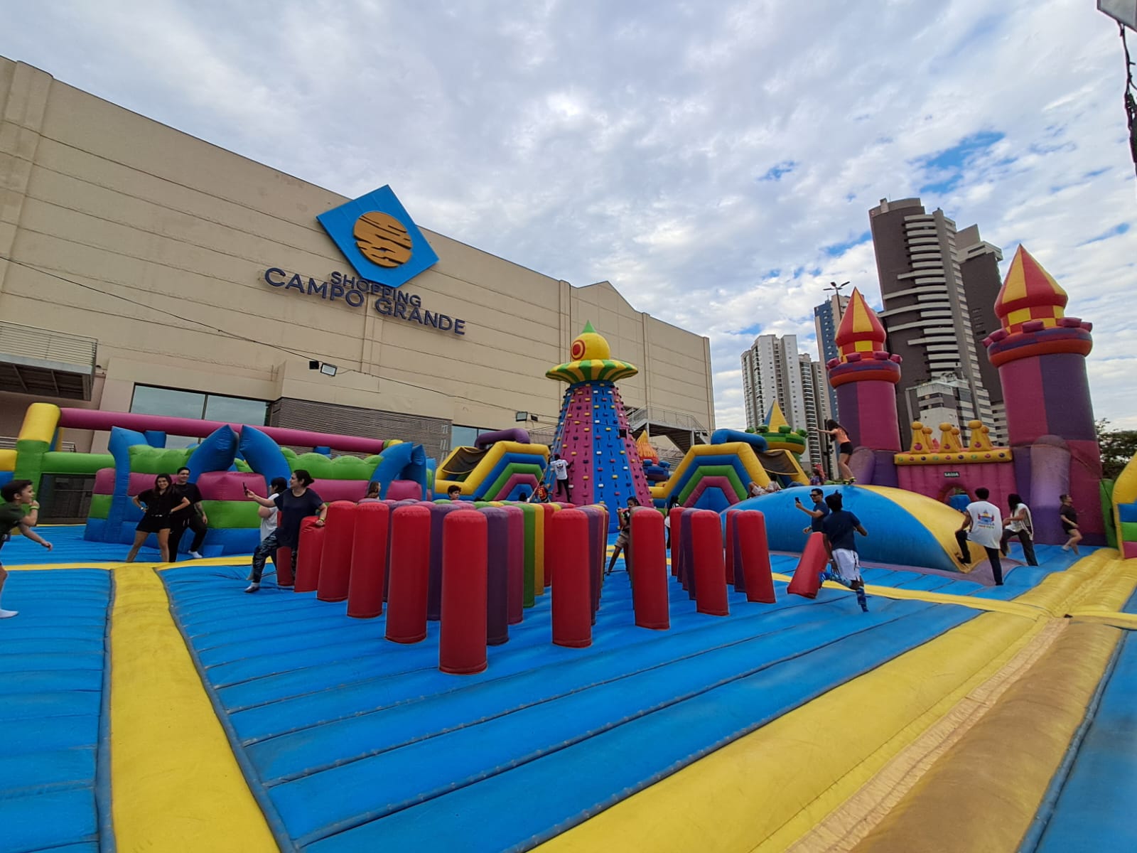 Parque inflável com 1.600 m² e estreia de novo filme de Os Vingadores estão entre as opções para aproveitar o fim de semana em Campo Grande