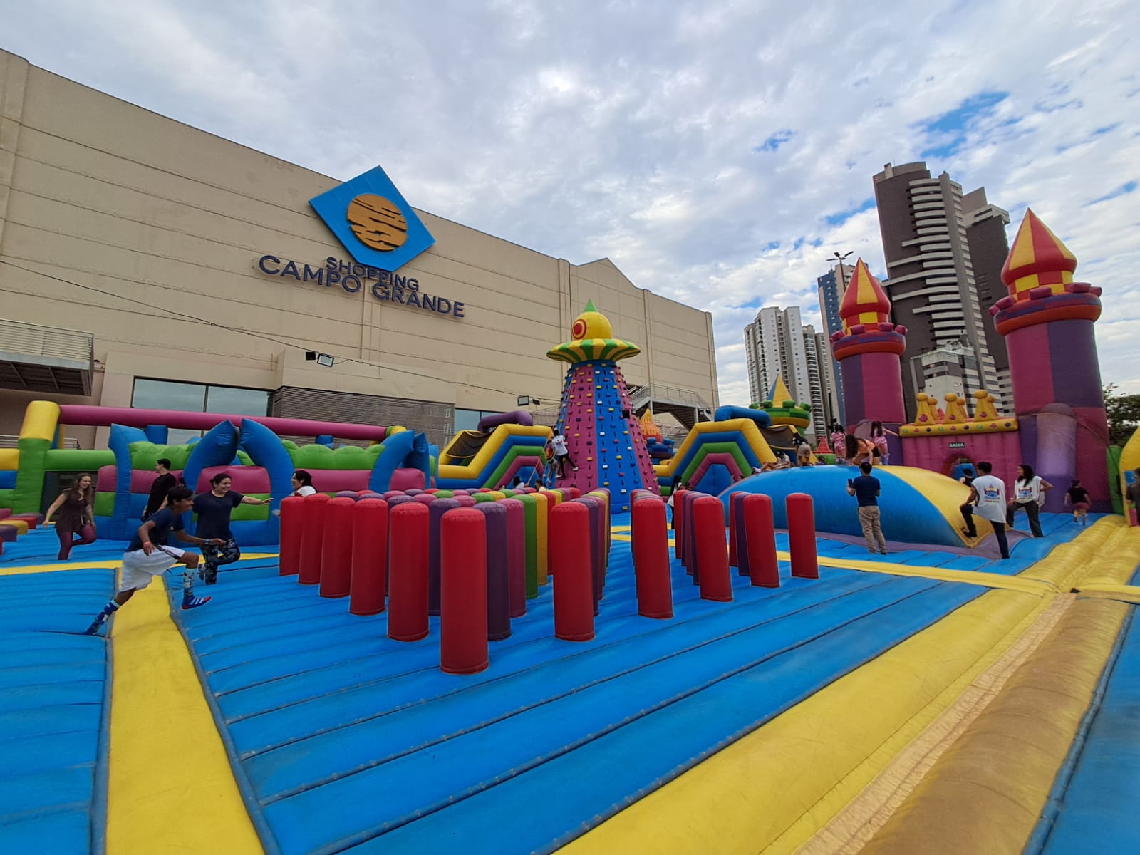 Programação para o fim de semana tem cinema e o maior parque inflável da América Latina