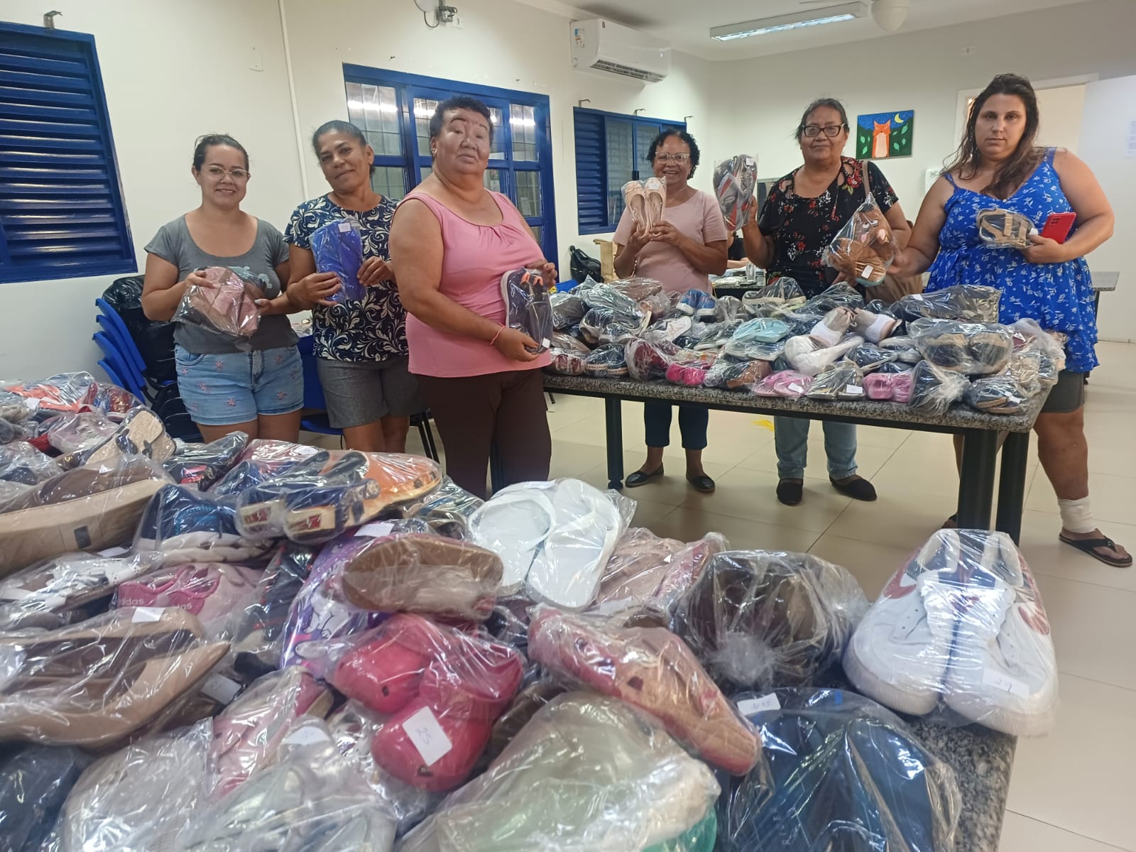 Empresária transforma loja em espaço de solidariedade e arrecada mais de 500 pares de calçados para a APAE de Campo Grande